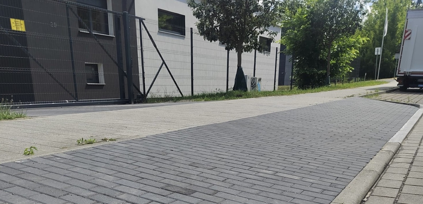 Hoffläche aus Betonpflaster mit gesetzten Randsteinen, umgesetzt in Brandenburg