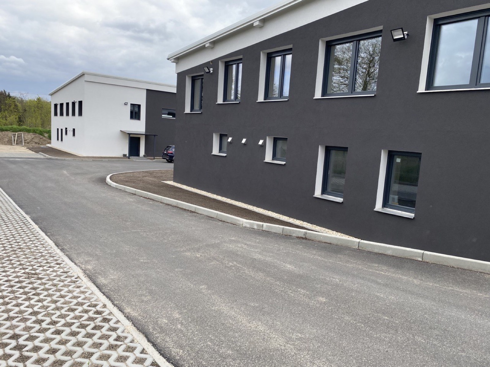 Moderne Hausfassade in Anthrazit und Weiß mit klaren Kanten