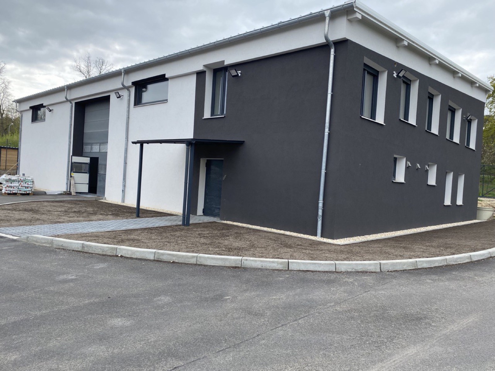 Fassade in Anthrazit und Weiß mit neuer Zufahrt in Berlin