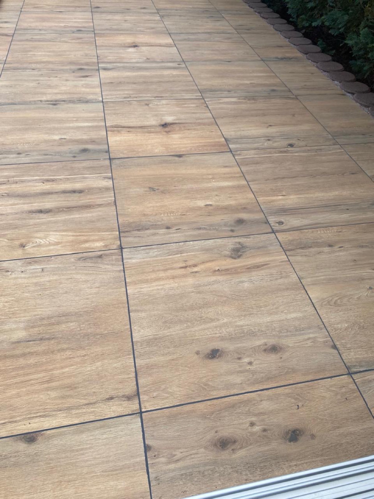 Terrasse aus großformatigen Platten mit schmalem Fugenbild