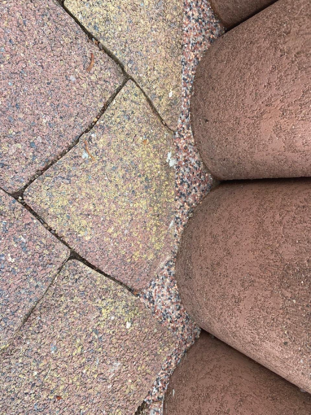 Detailaufnahme einer verlegten Pflasterfläche mit Randsteinen