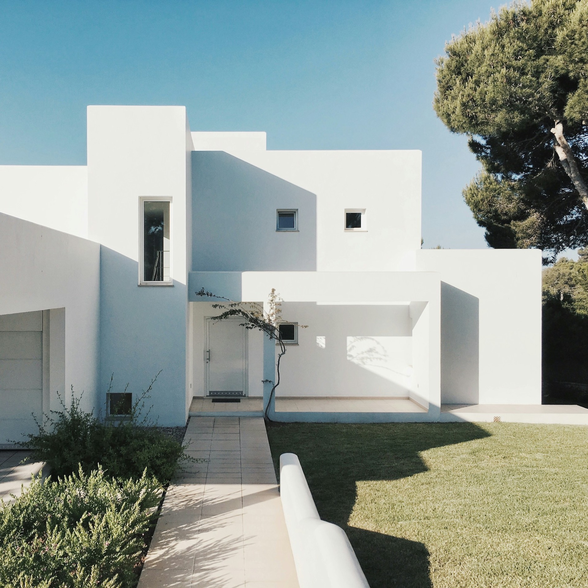 Moderne weiße Fassade mit klaren Kanten