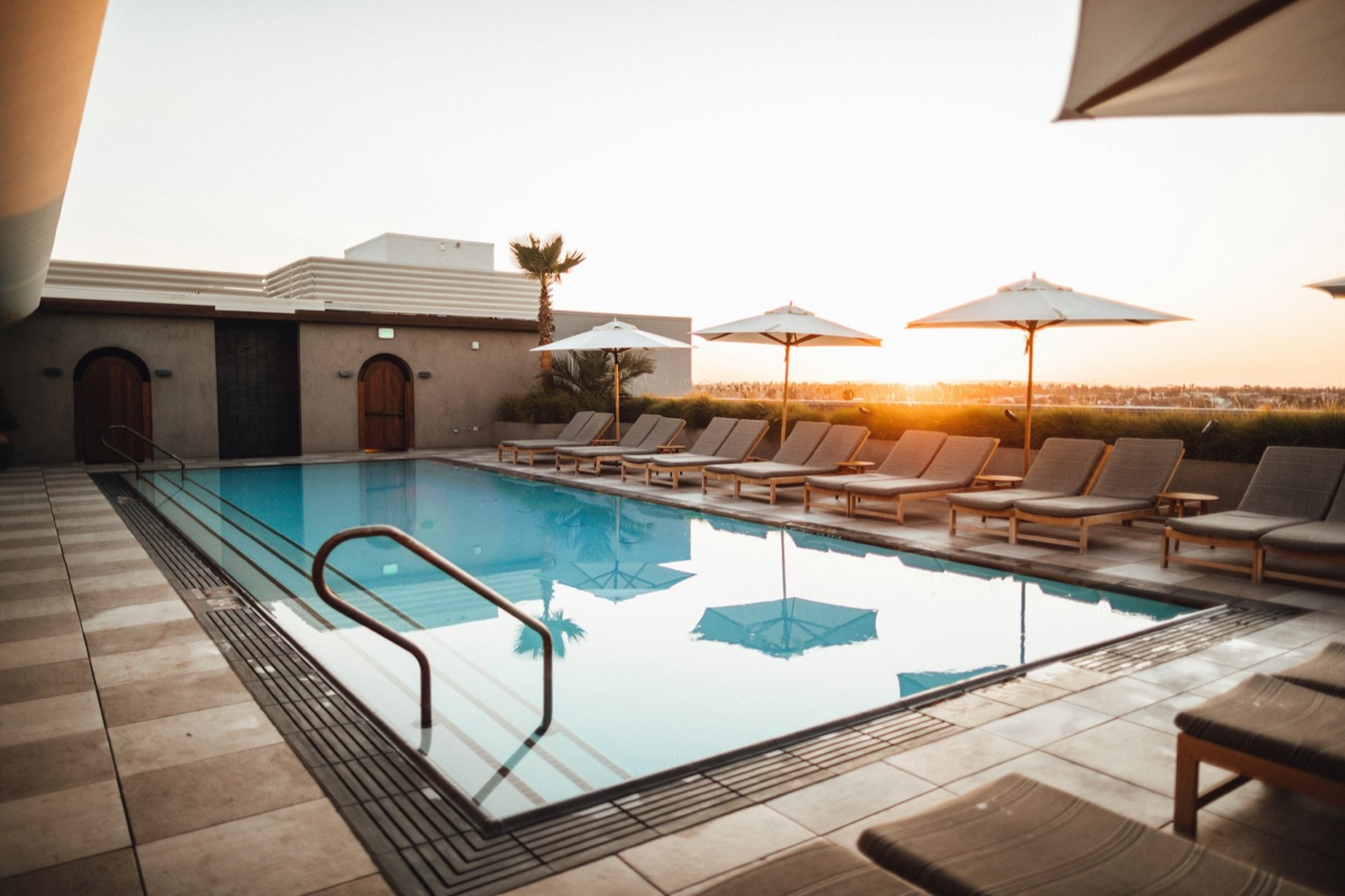 Moderner Pool mit Liegefläche und Umrandung